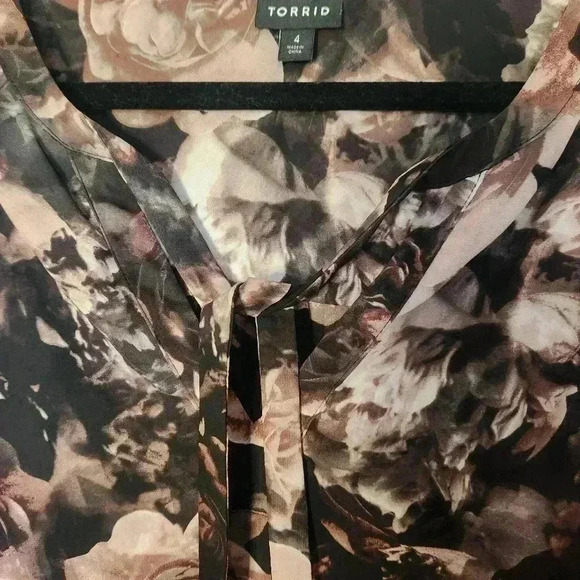 TORRID Georgette Bow Tie Blouse in "Long Stem Rose" Size 4 (26) PtP 29 inches - Picture 9 of 15